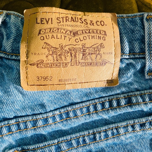 Vintage 90s Levi mid thigh shorts relaxed fit - Picture 2 of 6